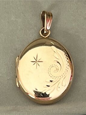 Gold Floral Engraved Oval Locket Pendant
